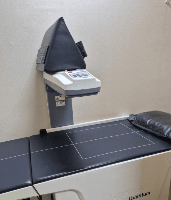 본원에 설치된 DEXA 골밀도측정기와 검사용 침대