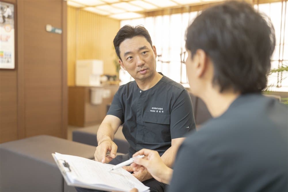 김민석 원장이 검사 결과를 짚으며 설명하는 모습